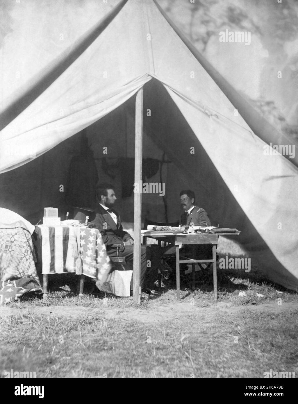 Präsident Abraham Lincoln führte während des amerikanischen Bürgerkrieges Gespräche mit General George McClellan. Stockfoto