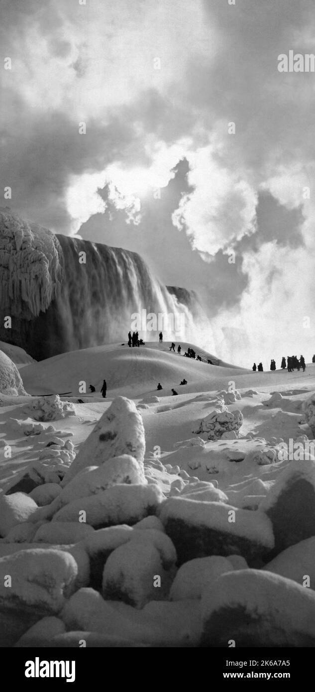 Menschen, die auf den zugefrorenen Amerikanischen Fällen, Niagarafällen, Buffalo, New York, um 1883 spazieren gehen. Stockfoto