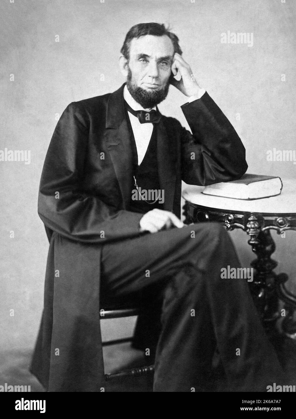 Abraham Lincoln, der US-Präsident von 16., lehnte sich an einem Tisch an ein Buch. Stockfoto