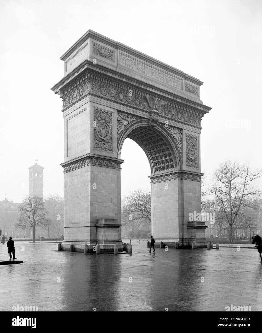 Washington Square Arch an einem regnerischen Tag in New York City, um 1900. Stockfoto