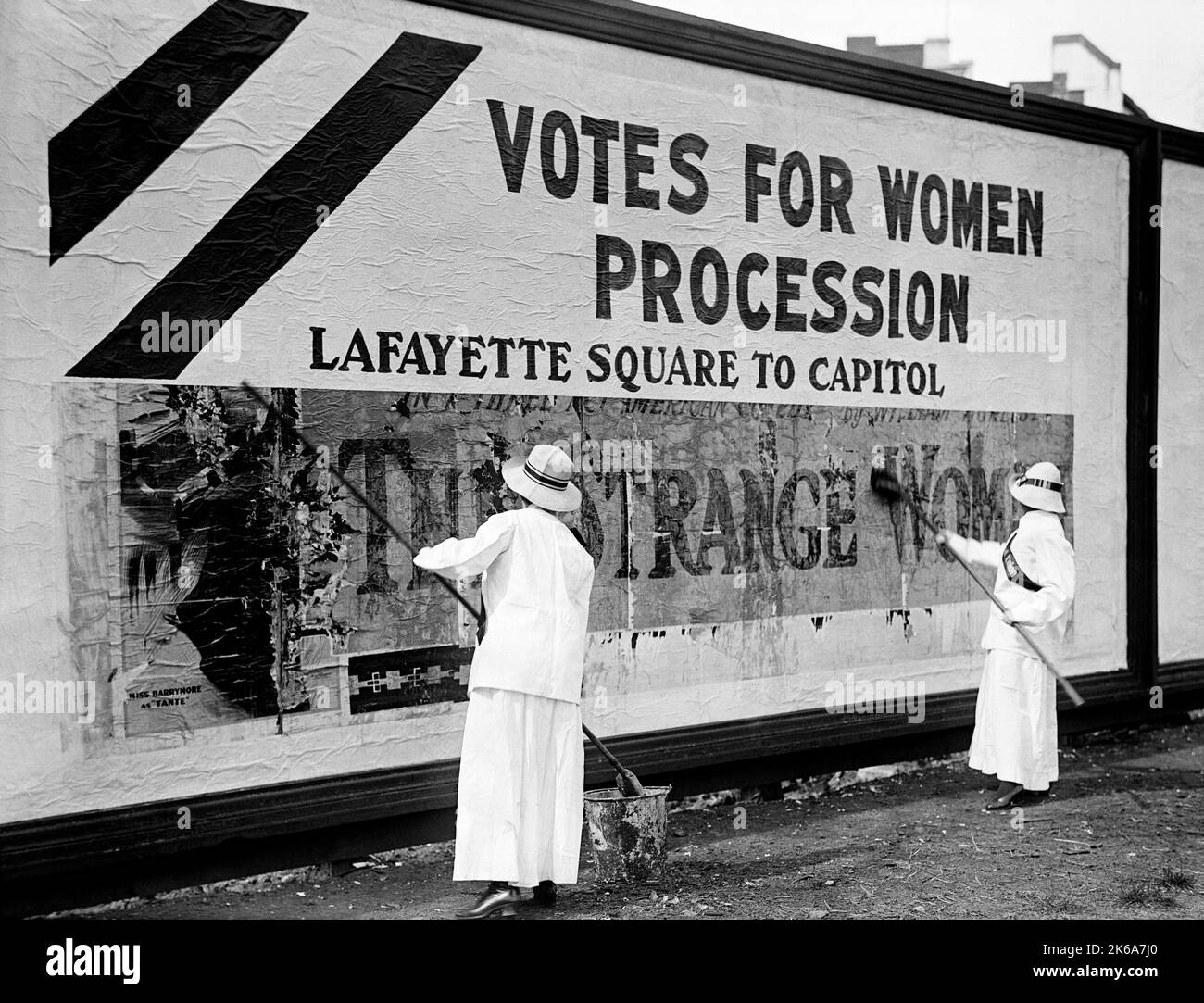 Suffragettes Aufstellen von Postern für die kommende Parade, 1914. Stockfoto