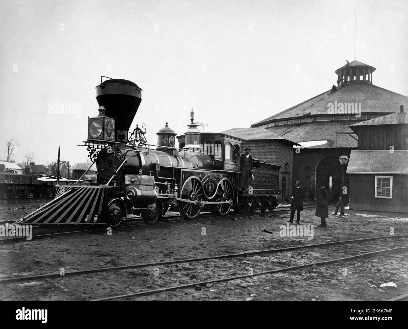 The J.H. Devereux Lokomotive vor dem Rundhaus am Bahnhof Alexandria, Virginia. Stockfoto