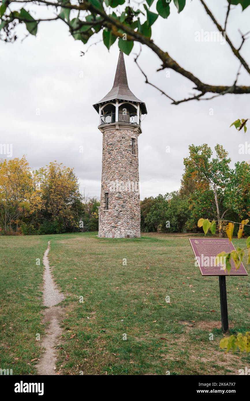 Der Waterloo Pioneer Memorial Tower wurde 1926 in Kitchener erbaut, um der Ankunft der Pennsylvania Dutch im Südwesten von Ontario zu gedenken. Stockfoto