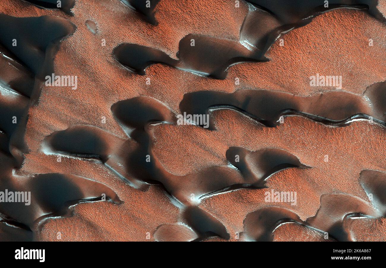Sanddünen in den nordpolaren Regionen des Mars, die leichte Beschichtungen von hellorangefarbenem Staub zeigen. Stockfoto
