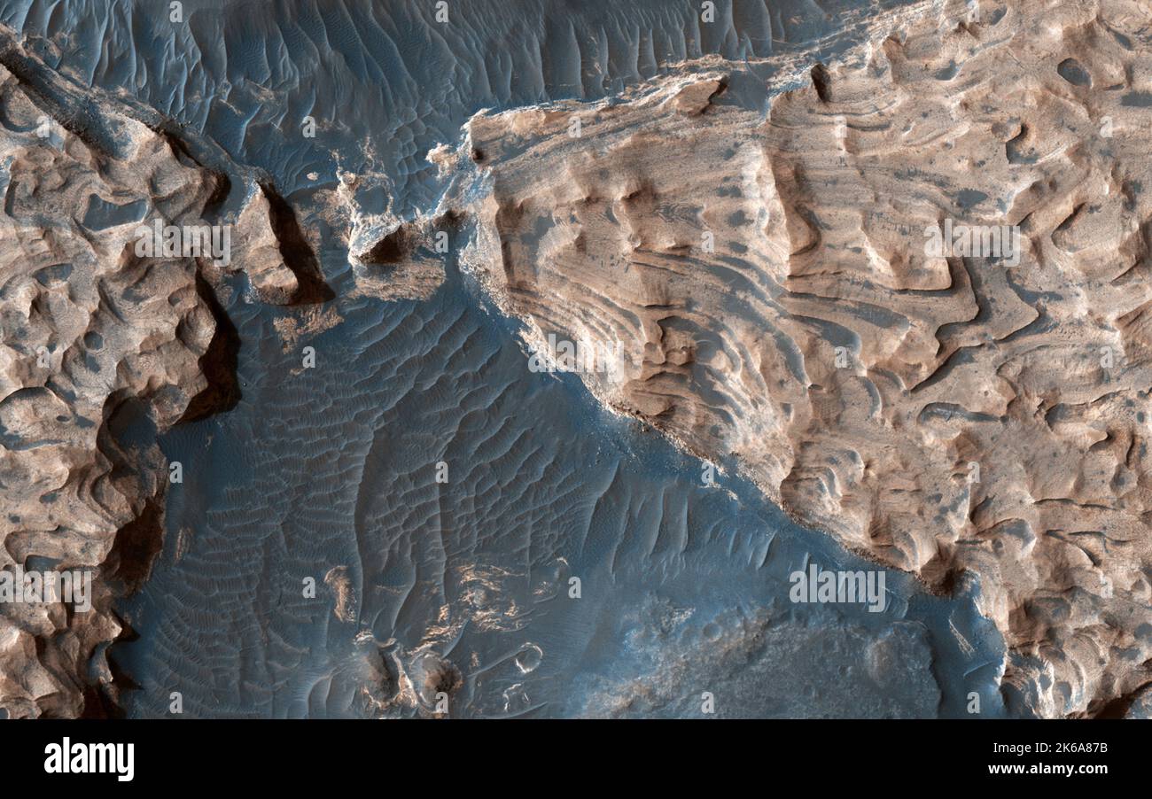 Blick auf Aram Chaos, einen uralten Einschlagskrater, der im südlichen Hochland des Mars liegt. Stockfoto