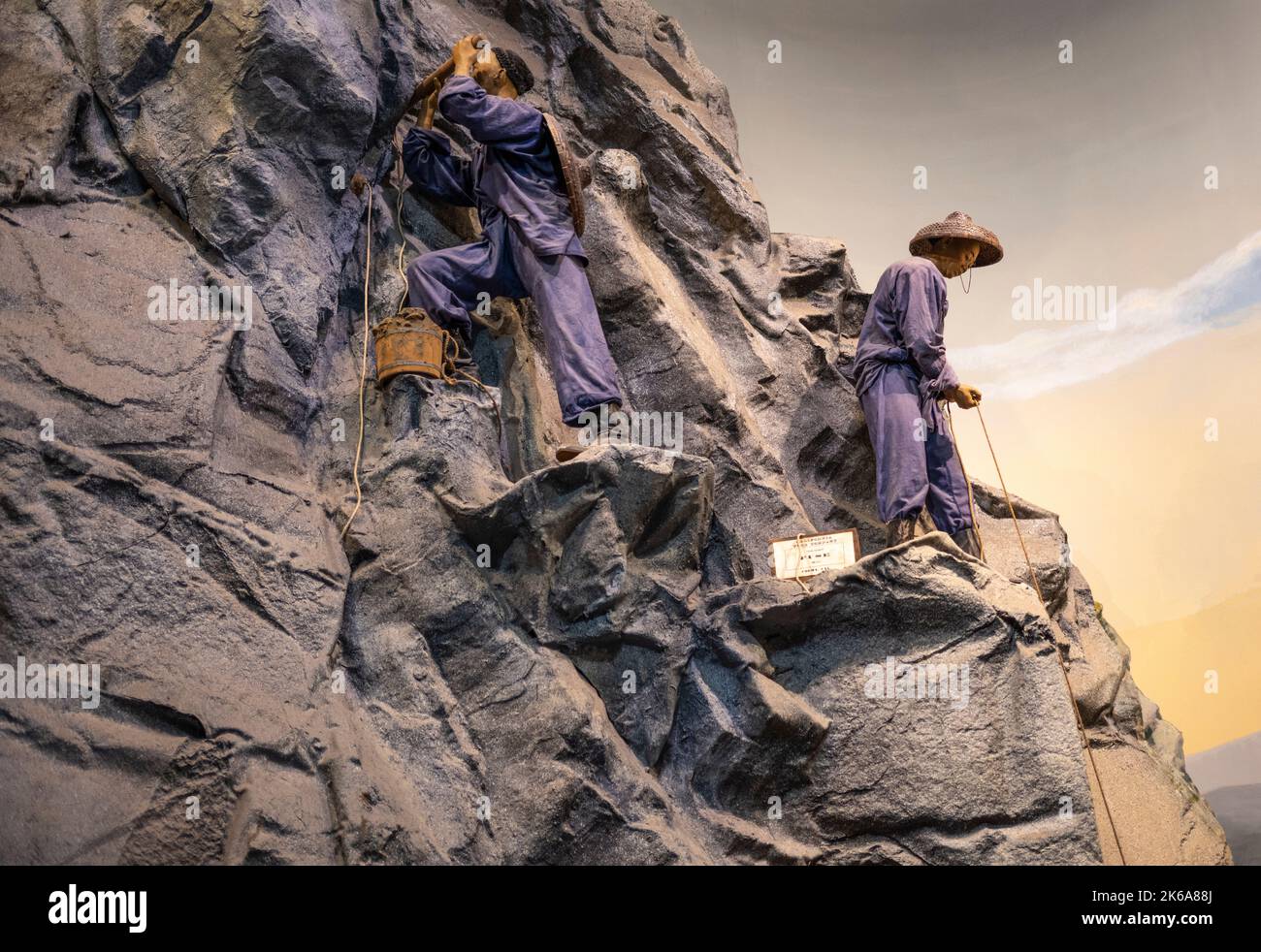 Wachsfiguren von chinesischen Arbeitern, die an der Central Pacific Railroad arbeiteten, die Felsen sprengen, um Tunnel durch die Berge zu machen Stockfoto