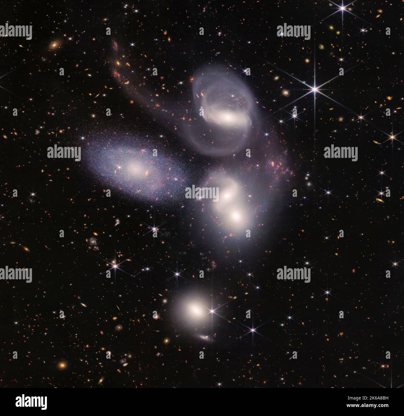 Ein Mosaik von Stephans Quintett, aufgenommen von der Nahinfrarot-Kamera des James Webb Weltraumteleskops Stockfoto