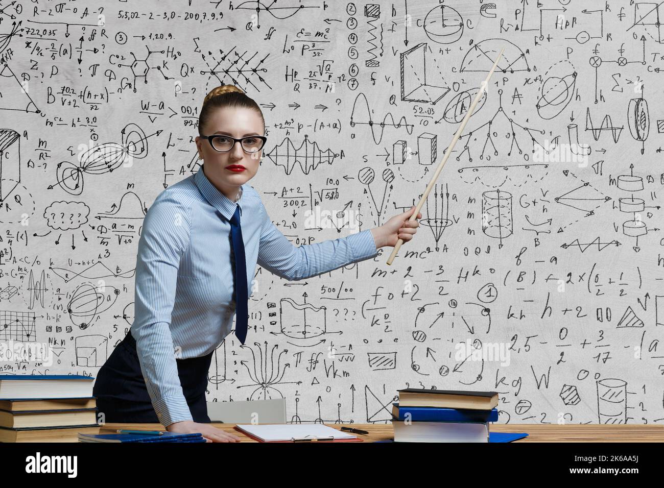 Strenge weibliche Lehrerin . Gemischte Medien Stockfoto