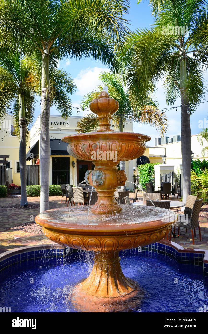 Ein wunderschöner Springbrunnen im Innenhof des Turtle Club Restaurants, vor Hurrican Ian, in Punta Gorda, FL, Ruhestand South Florida Leben Stockfoto