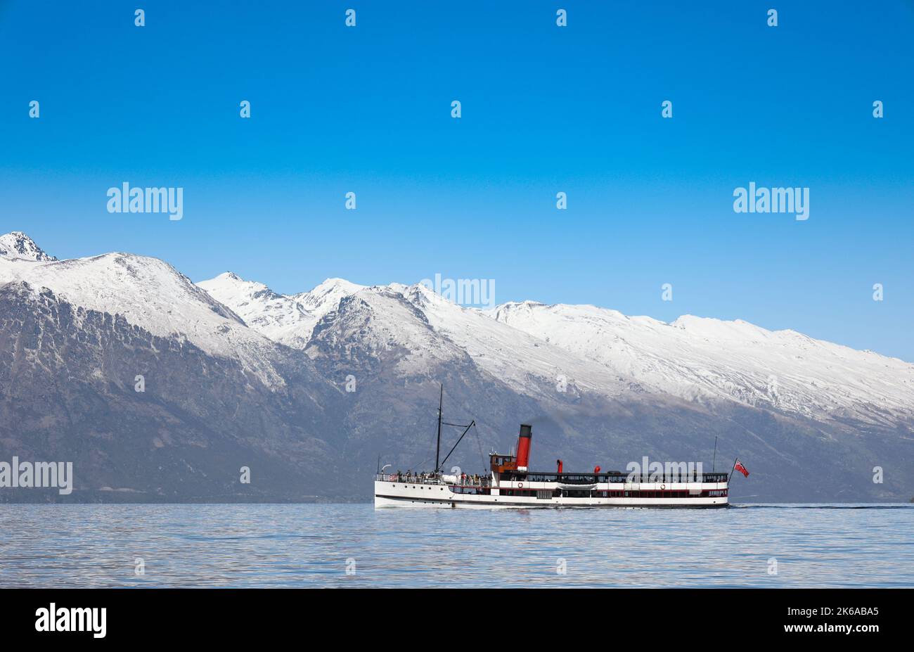 Lake Wakatipu, Queenstown, Neuseeland. Das alte Dampfschiff TSS Earnslaw segelt auf dem Lake Wakatipu. Stockfoto