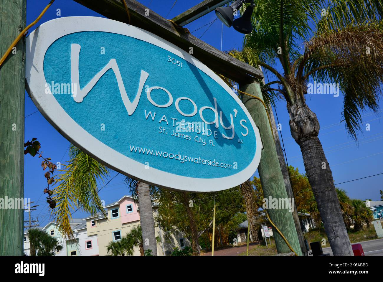 Nahaufnahme von Sign for Woody's Waterside, einem Burger, Meeresfrüchten und Bar auf den Kanälen in St. James City auf Pine Island, FL vor dem Wirbelkanals Ian Stockfoto