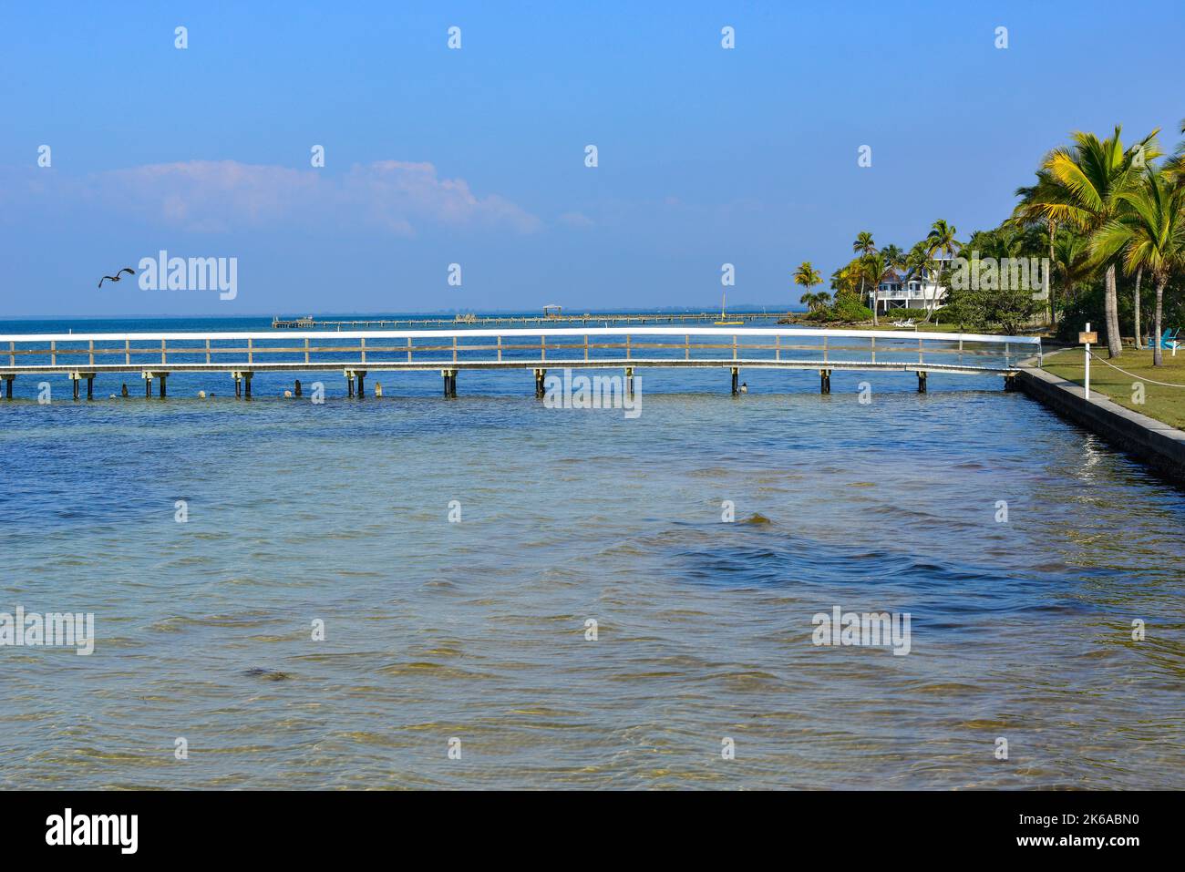 Palmengehülltes Winterküstenhaus am Wasser von Charlotte Harbor mit Dock und Pier in der Nähe von Bokeelia auf Pine Island, FL vor Hurrikan Ian Stockfoto