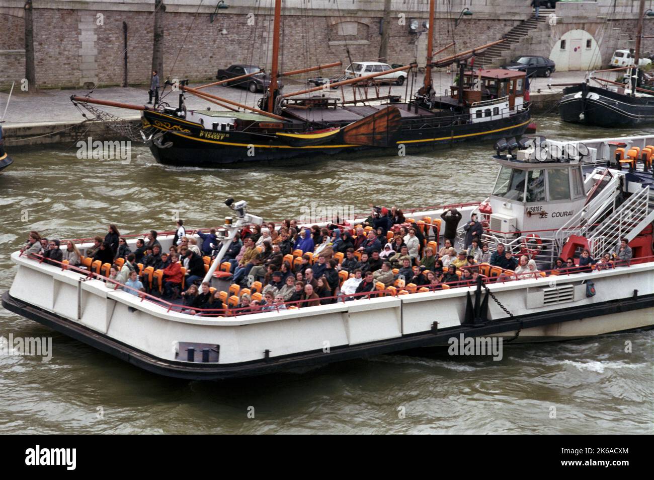 Ein Ausflugsboot zur bateau mouche bringt Passagiere auf der seine in Paris, Frankreich. Stockfoto