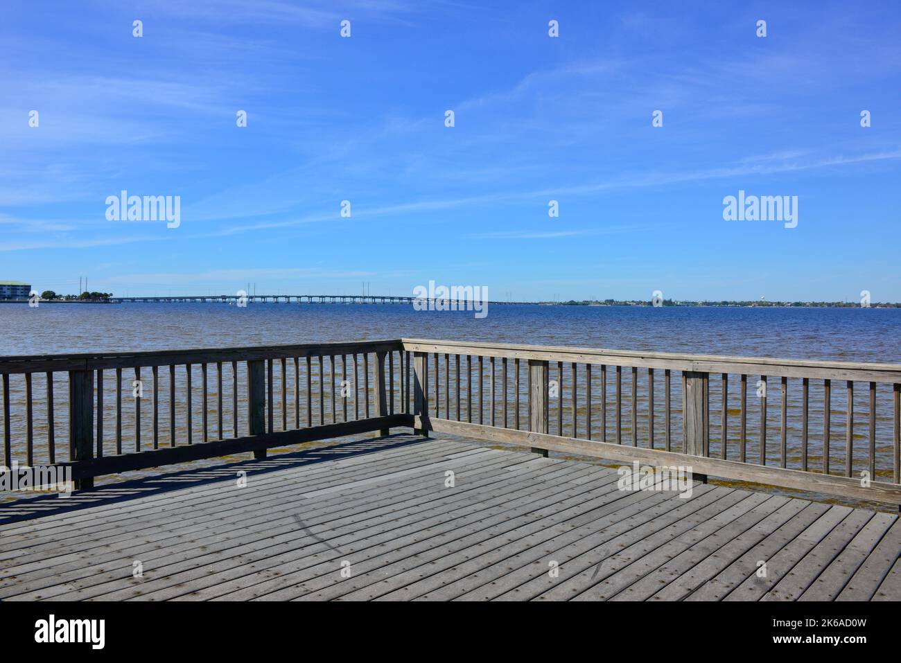 Fernansicht der Gilchrist Bridge, die den Peace River zwischen Port Charlotte und Punta Gorda, Florida überquert, von einem Erholungsweg mit Observatio Stockfoto