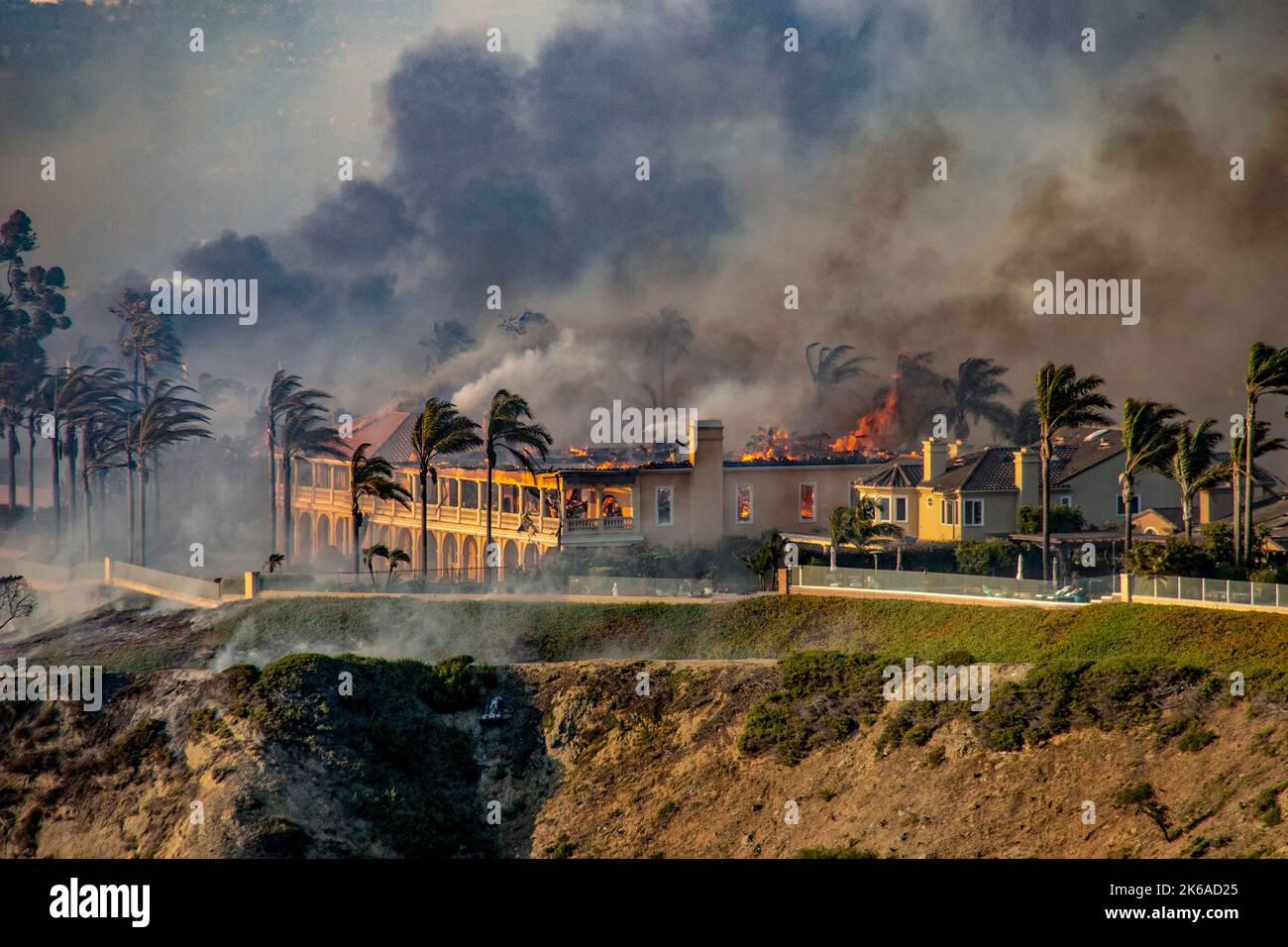 Ein von Wind angetriebenes Brushfeuer brennt auf den Hügeln in Laguna Niguel, CA. Stockfoto