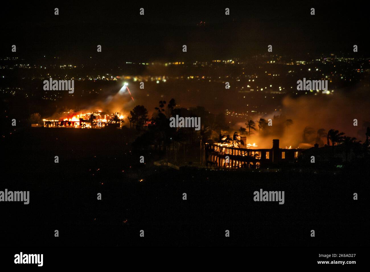 Ein von Wind angetriebenes Brushfeuer brennt auf den Hügeln in Laguna Niguel, CA. Stockfoto