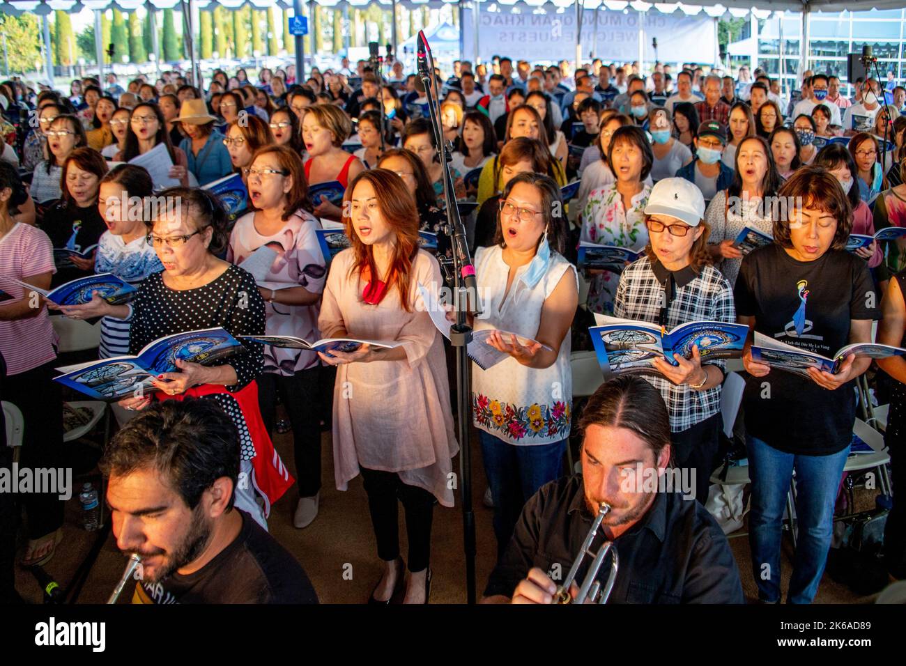 In Begleitung von Musikern Proben mehrrassische Chormitglieder für eine religiöse Zeremonie in einer katholischen Kirche in Garden Grove, CA. Stockfoto