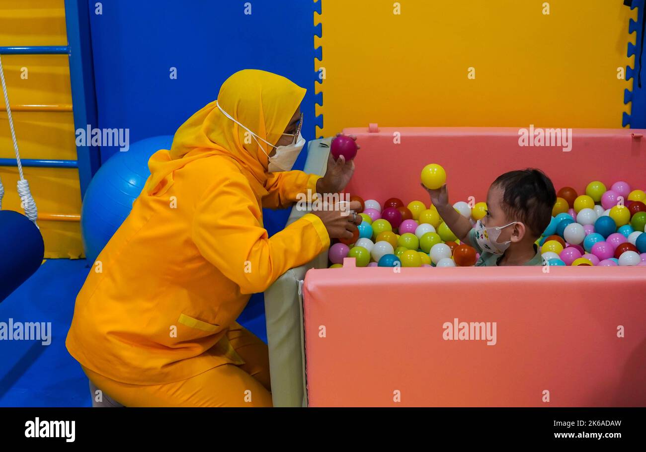Jakarta, Indonesien 12. 2022 : Ergotherapie bei Kindern. Männliche Kinder machen mit seinem Therapeuten spielerische Übungen. Stockfoto