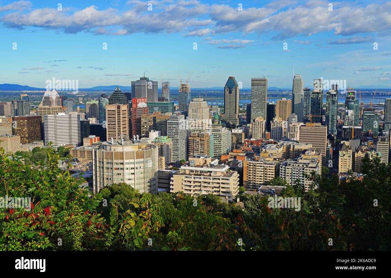 MONTREAL, KANADA -16 SEP 2022- Panoramablick auf die Stadt Montreal in Quebec mit farbenfrohem Herbstlaub vom Chalet du Mont Royal (Mount Roya Stockfoto