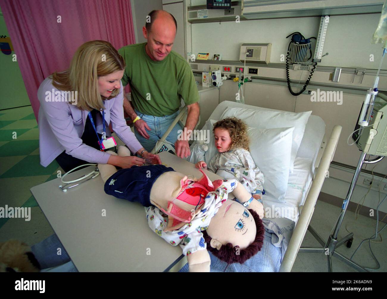 In Begleitung ihres Vaters verwendet eine Krankenschwester in einem Kinderkrankenhaus in Südkalifornien eine „Eric Doll“ mit abnehmbaren Abschnitten, die Körperorgane darstellen Stockfoto