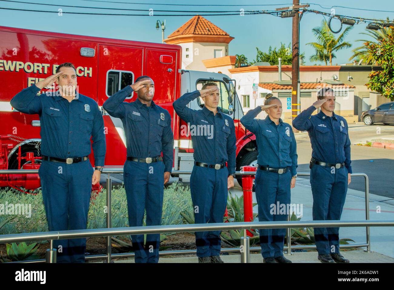 Am 20.. Jahrestag von 9/11 grüßen Feuerwehrleute in Newport Beach, CA, während sie eine Sendung der Orange County Fire Authority in rem hören Stockfoto