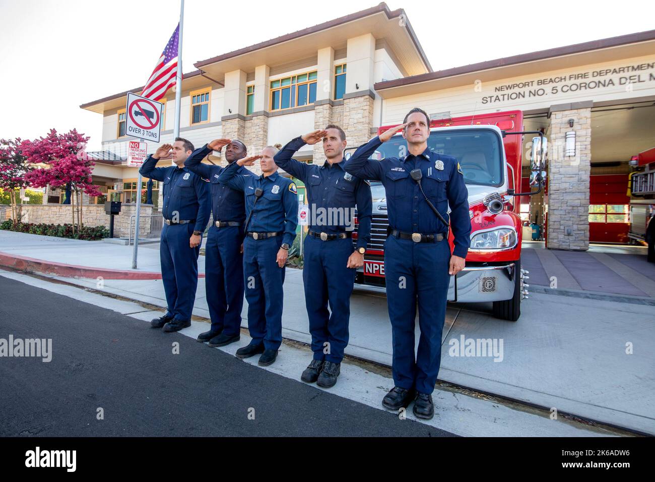 Am 20.. Jahrestag von 9/11 grüßen Feuerwehrleute in Newport Beach, CA, während sie eine Sendung der Orange County Fire Authority in rem hören Stockfoto
