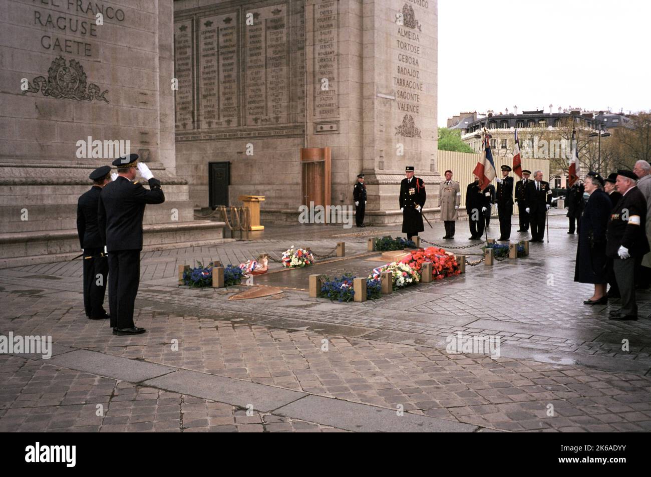 Französische Militärangehöriger grüßen das Grab des unbekannten Soldaten am Fuße des Triumphbogens in Paris, wo täglich eine Fackel angezündet und ein Tierarzt gestellt wird Stockfoto