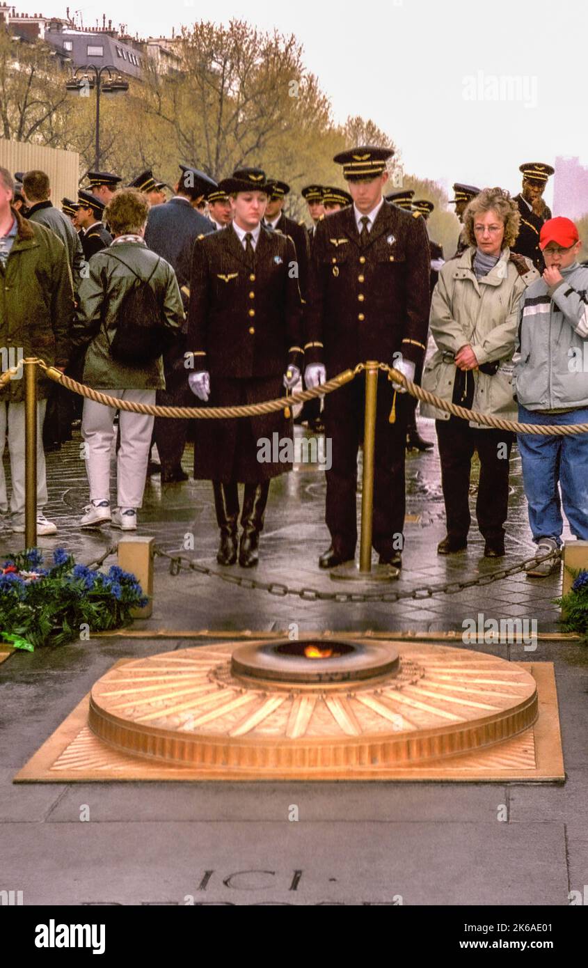 Französische Militärangehöriger grüßen das Grab des unbekannten Soldaten am Fuße des Triumphbogens in Paris, wo täglich eine Fackel angezündet und ein Tierarzt gestellt wird Stockfoto