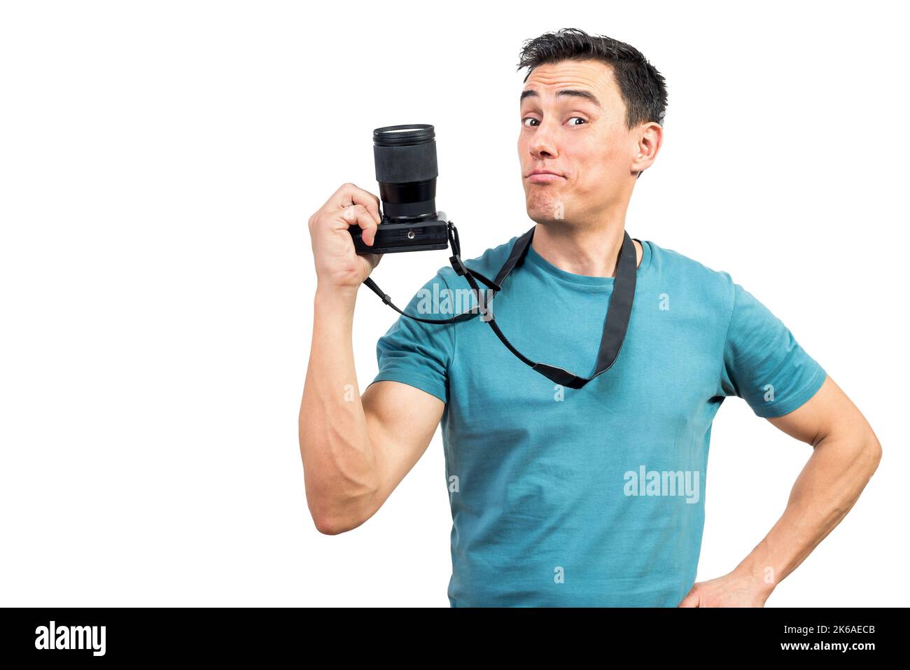 Selbstbewusster Mann mit Fotokamera im Studio Stockfoto