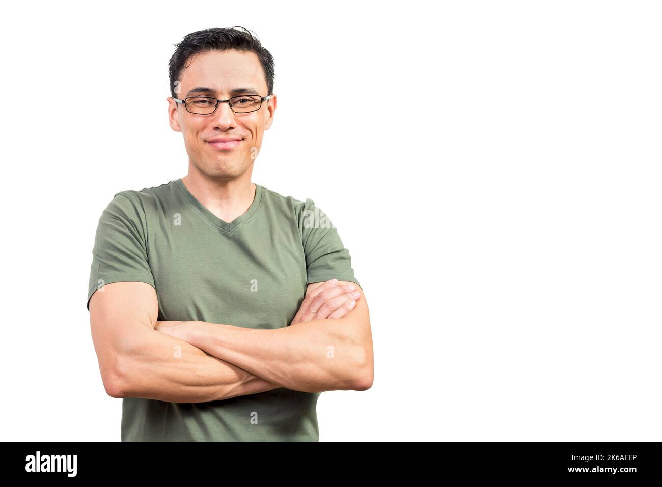 Selbstbewusster männlicher Geek mit gekreuzten Armen und Blick auf die Kamera Stockfoto