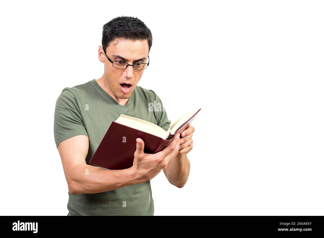 Schockierter Mann in einer Brille, der ein Interessantes Buch las Stockfoto