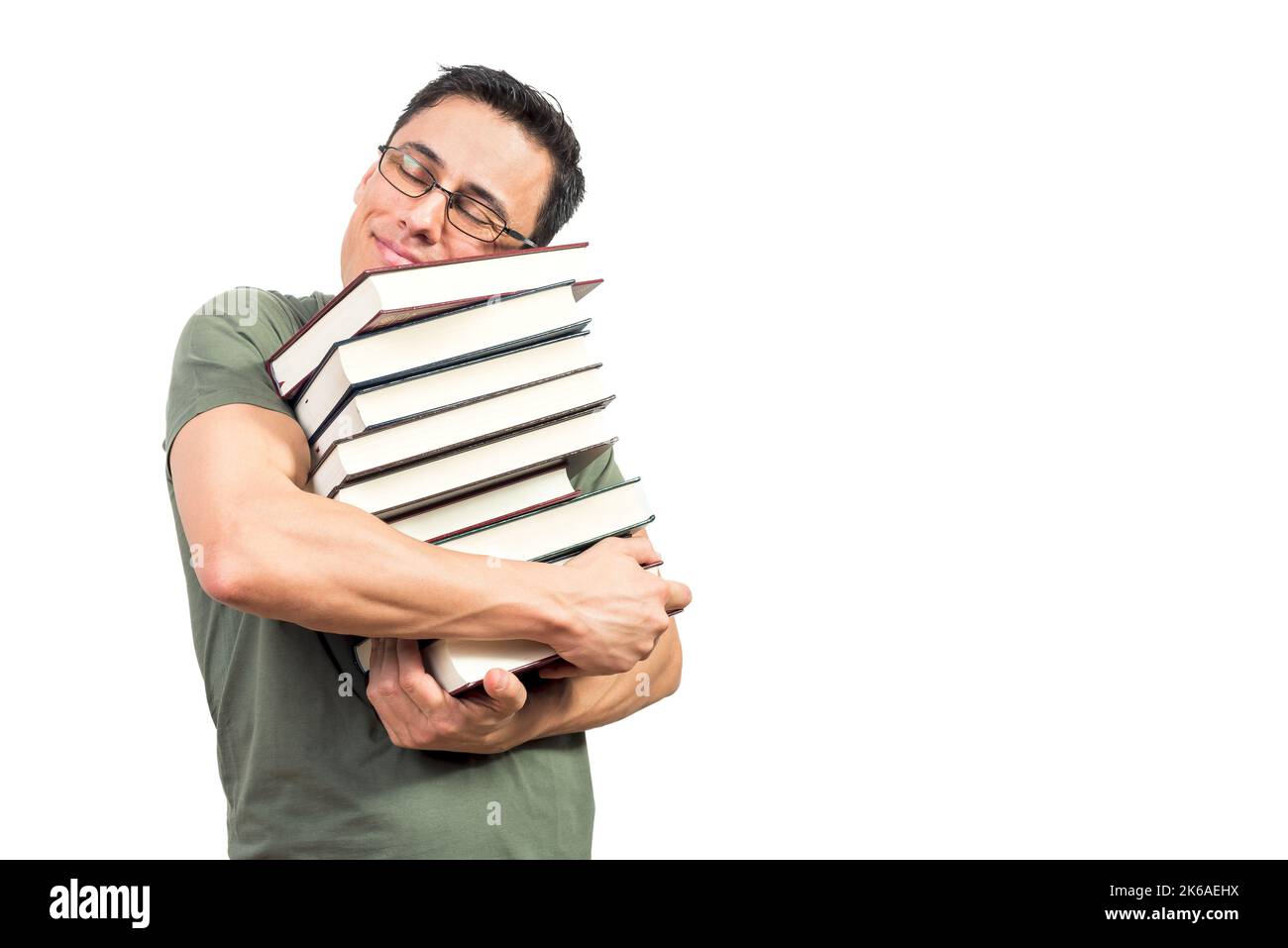 Männlicher Bücherwurm, der Stapel guter Bücher umarmt Stockfoto