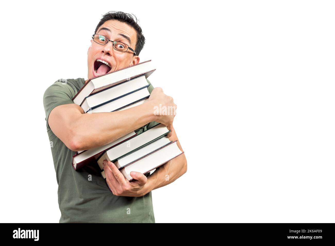 Aufgeregter männlicher Bücherwurm umarmt Bücher und schreit Stockfoto
