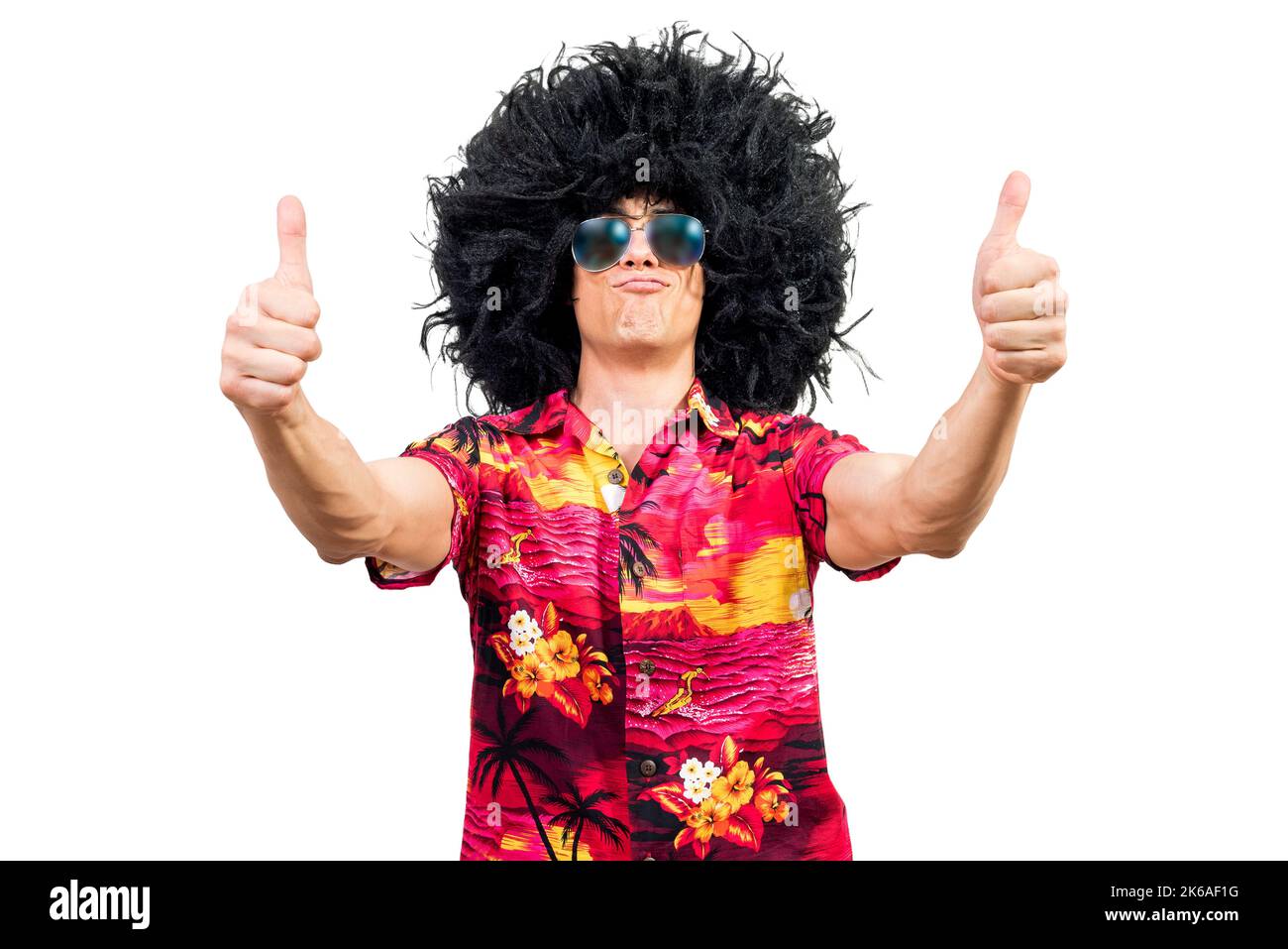Selbstbewusster Rüde in Afro-Perücke mit Daumen nach oben Stockfoto