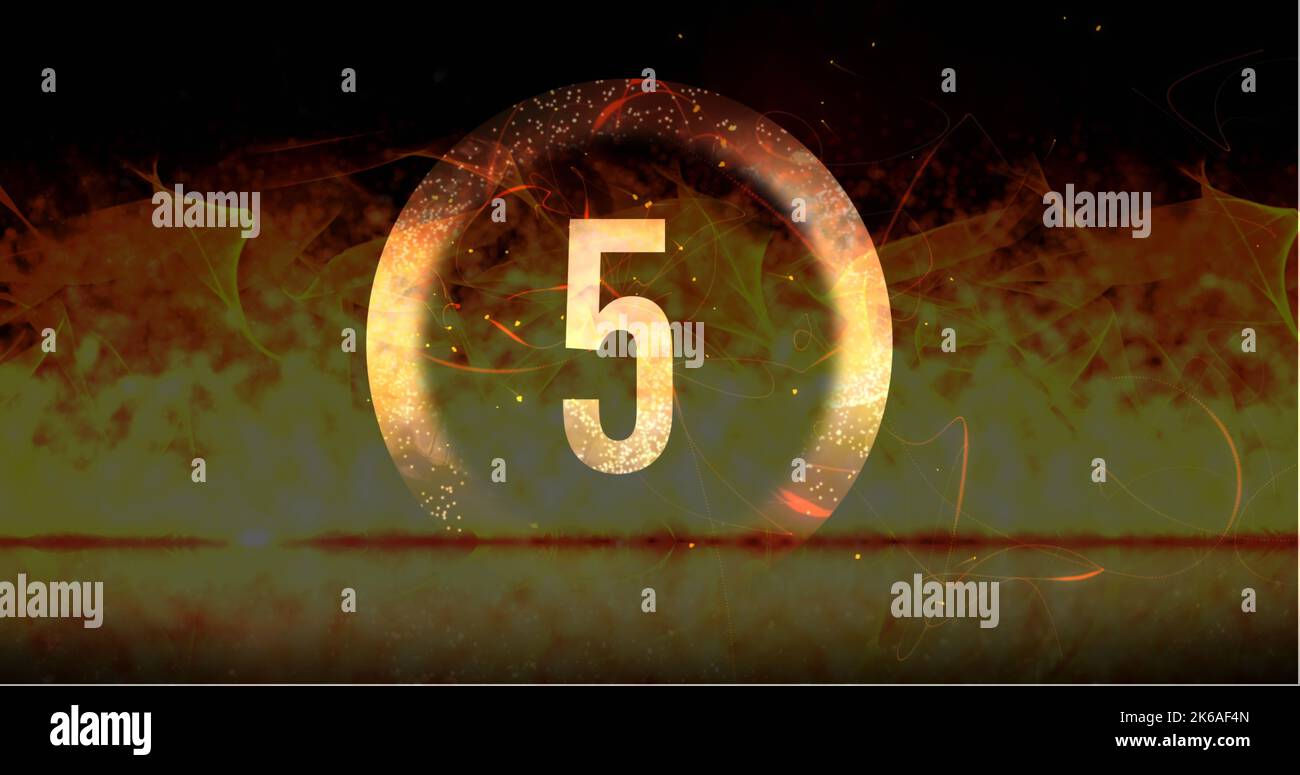 Bild von Ring und glühender Zahl fünf in dramatischer Countdown über  flammendem Feuer Hintergrund. Countdown, Vorfreude, Zeit und  Entertainment-Konzept digi Stockfotografie - Alamy