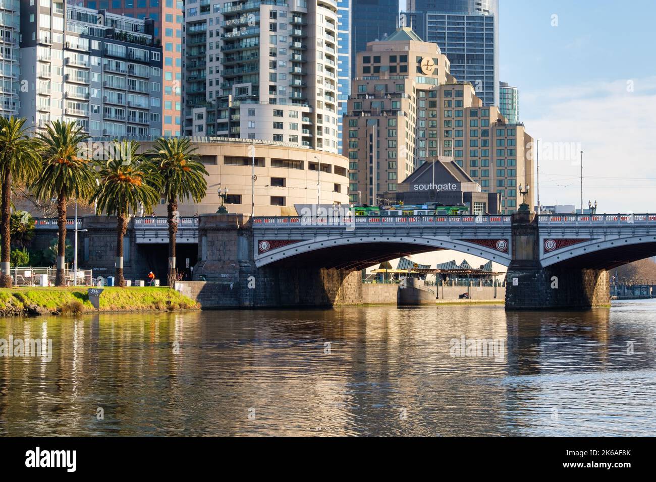 Princes Bridge und das Arts Centre im CBD - Melbourne, Victoria, Australien Stockfoto