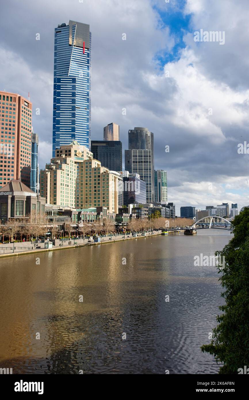 Southbank am Südufer des Yarra River, direkt gegenüber dem zentralen Geschäftsviertel Melbourne, Victoria, Australien Stockfoto