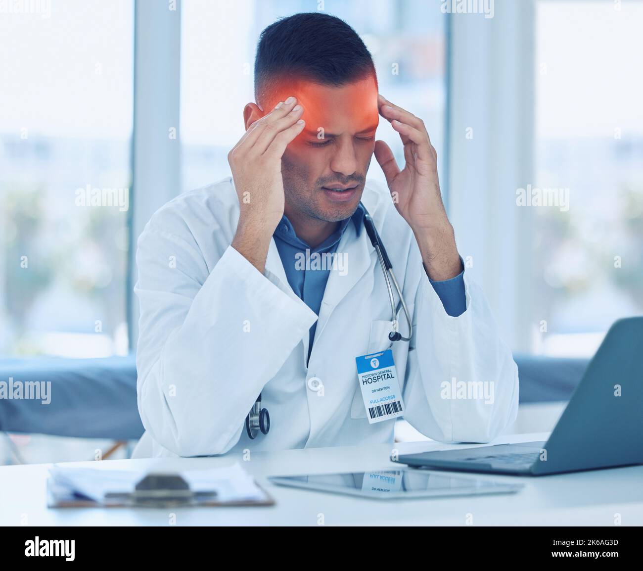 Arzt, Kopfschmerzen und Krankenhaus mit Burnout, Laptop und Technologie
