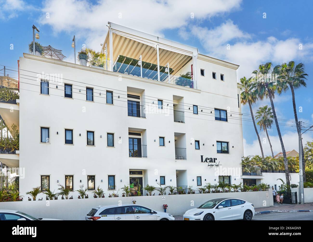 Gedera, Israel - 27. August 2022: Hotel in der Stadt Gedera mit Palmen und Wolken. Stockfoto