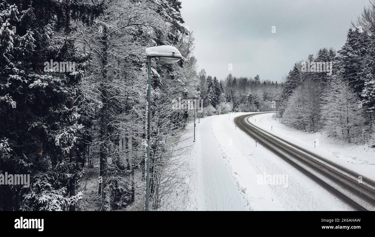 Winterstraße in Estland, Viimsi ohne Autos, die mit einer Mavic-Drohne geschossen wurden Stockfoto