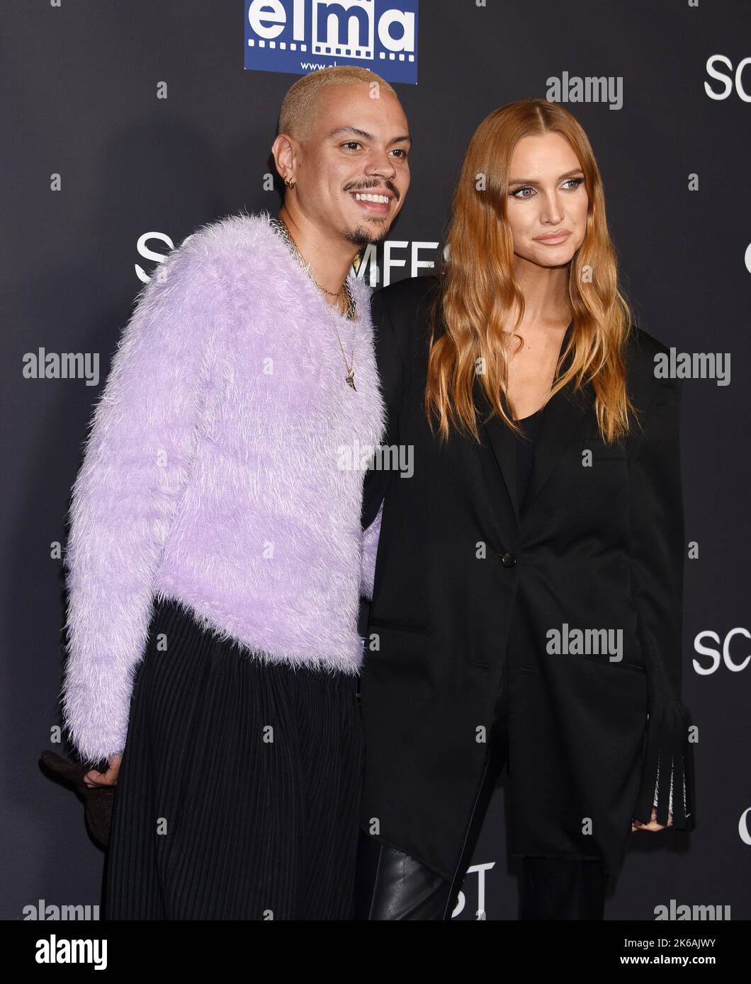 Hollywood, Kalifornien, USA. 12. Oktober 2022. Evan Ross und Ashlee Simpson Ross kommen zu „The Loneliest Boy in the World“ Premiere in den TCL Chinese 6 Theatres am 12. Oktober 2022 Hollywood, Kalifornien © Janet Gough / AFF-USA.com Credit: AFF/Alamy Live News Stockfoto