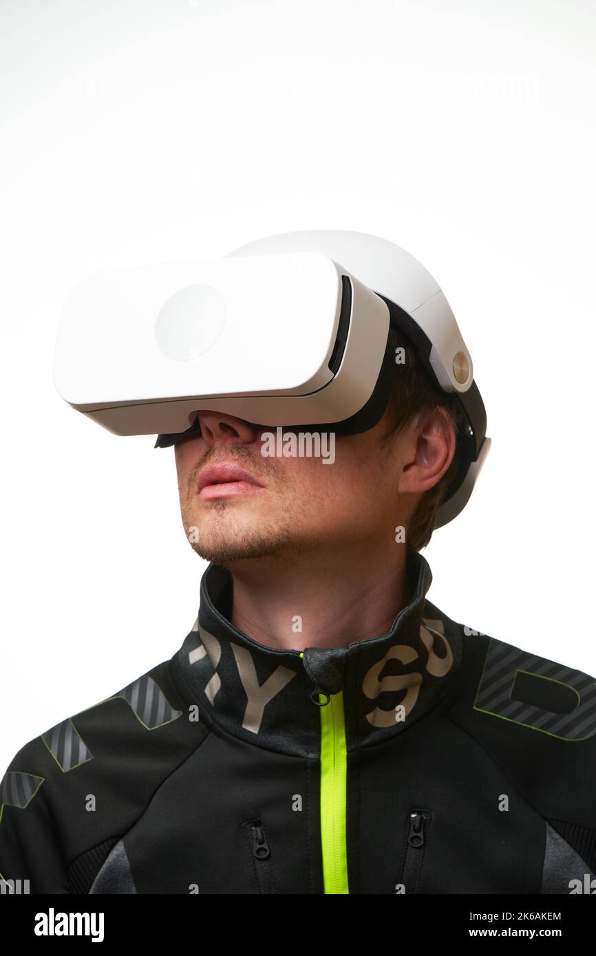 Der Mensch verwendet ein Virtual-Reality-Headset. Konzept der virtuellen, erweiterten und erweiterten Realität, Metaverse, Unterhaltung und Kommunikation. Stockfoto