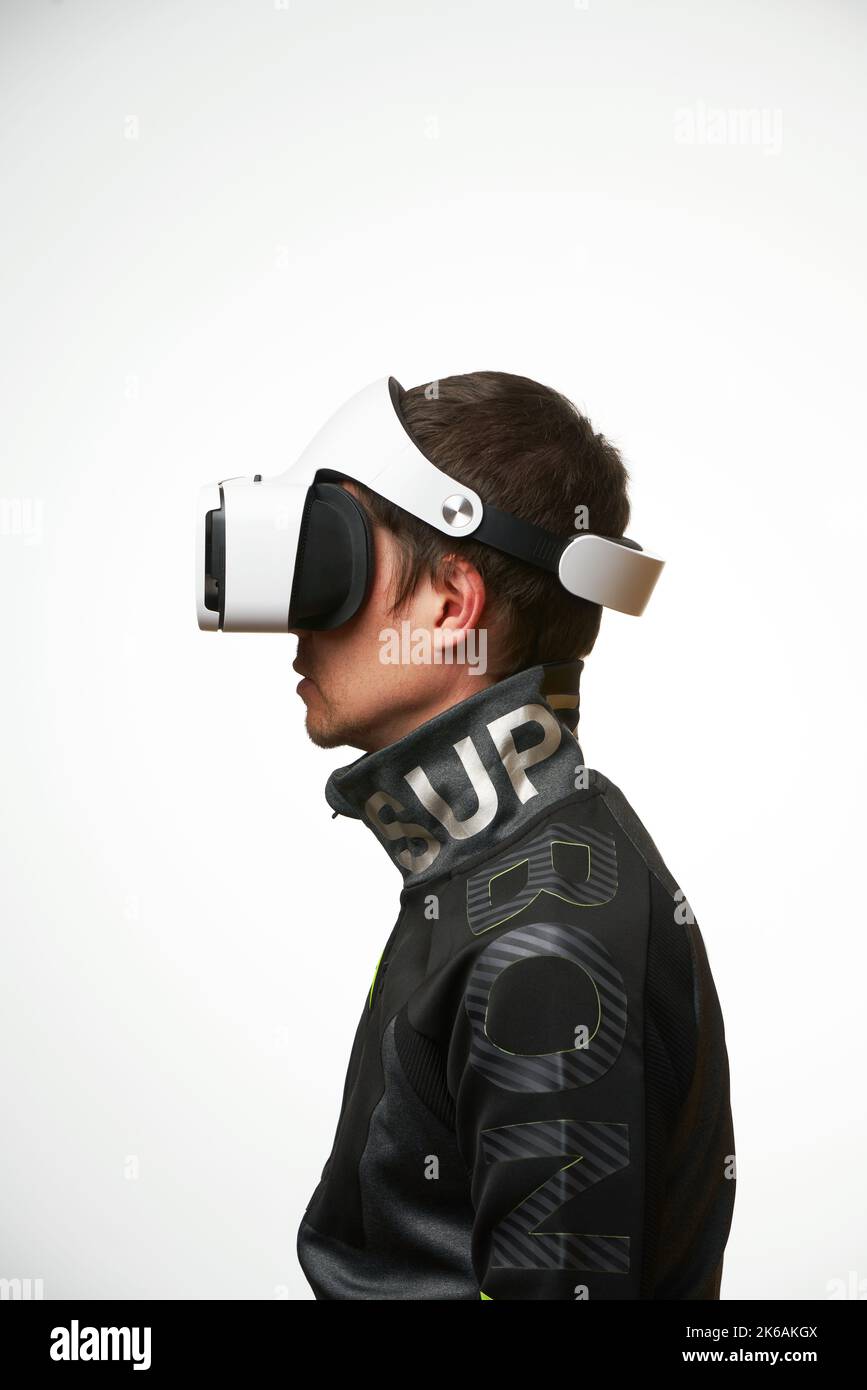 Der Mensch verwendet ein Virtual-Reality-Headset. Konzept der virtuellen, erweiterten und erweiterten Realität, Metaverse, Unterhaltung und Kommunikation. Stockfoto