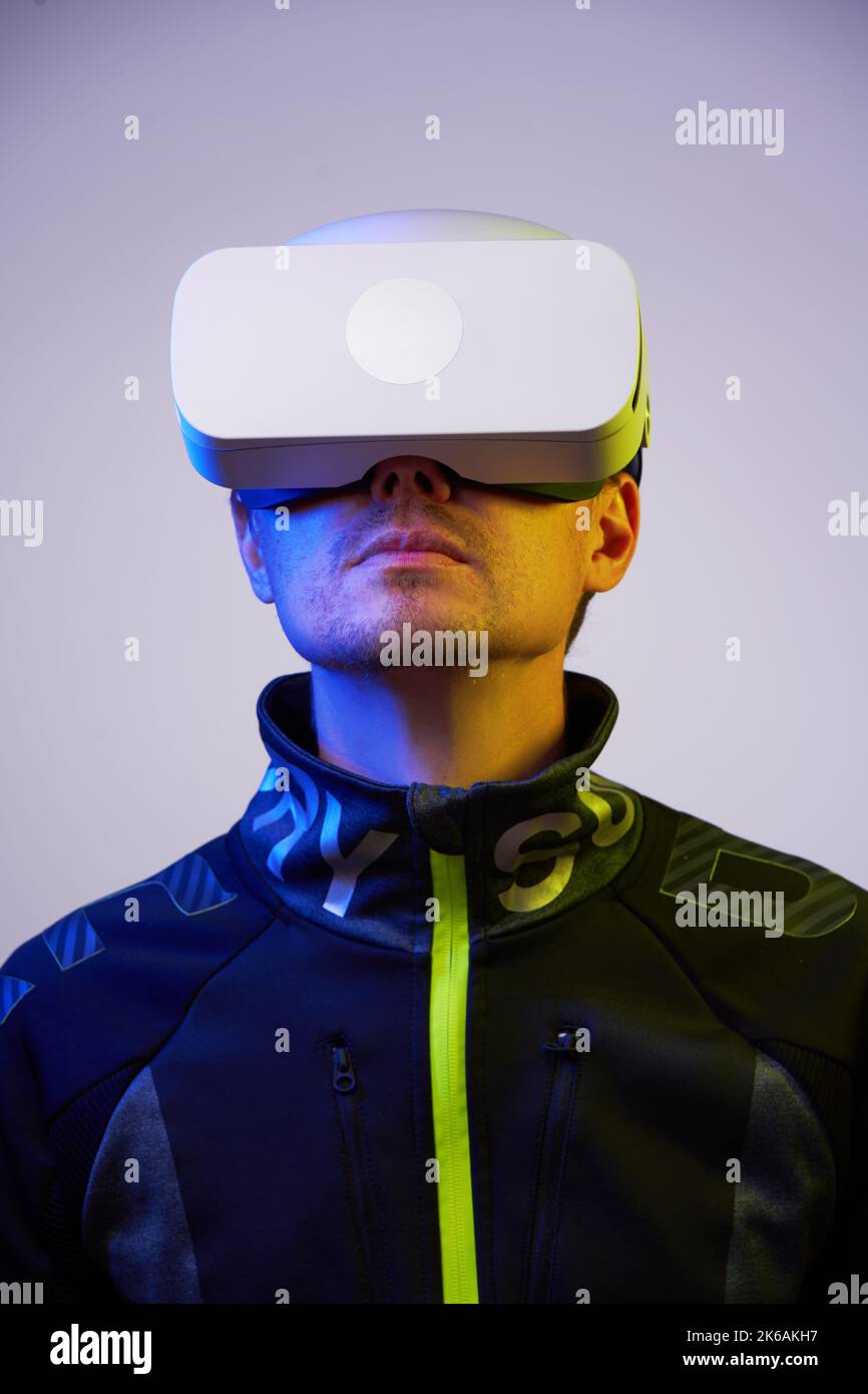 Der Mensch verwendet ein Virtual-Reality-Headset. Konzept der virtuellen, erweiterten und erweiterten Realität, Metaverse, Unterhaltung und Kommunikation. Stockfoto