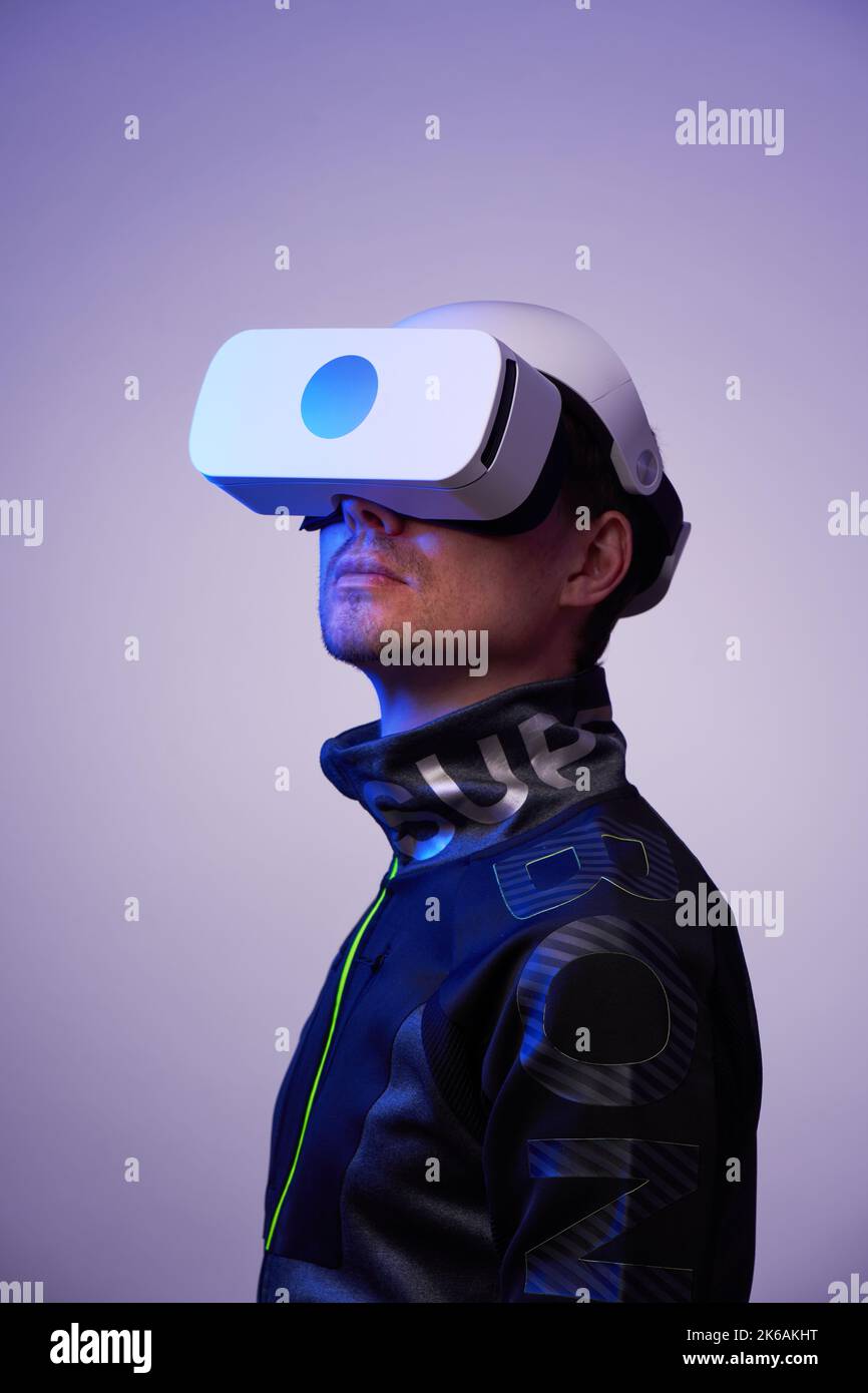 Der Mensch verwendet ein Virtual-Reality-Headset. Konzept der virtuellen, erweiterten und erweiterten Realität, Metaverse, Unterhaltung und Kommunikation. Stockfoto