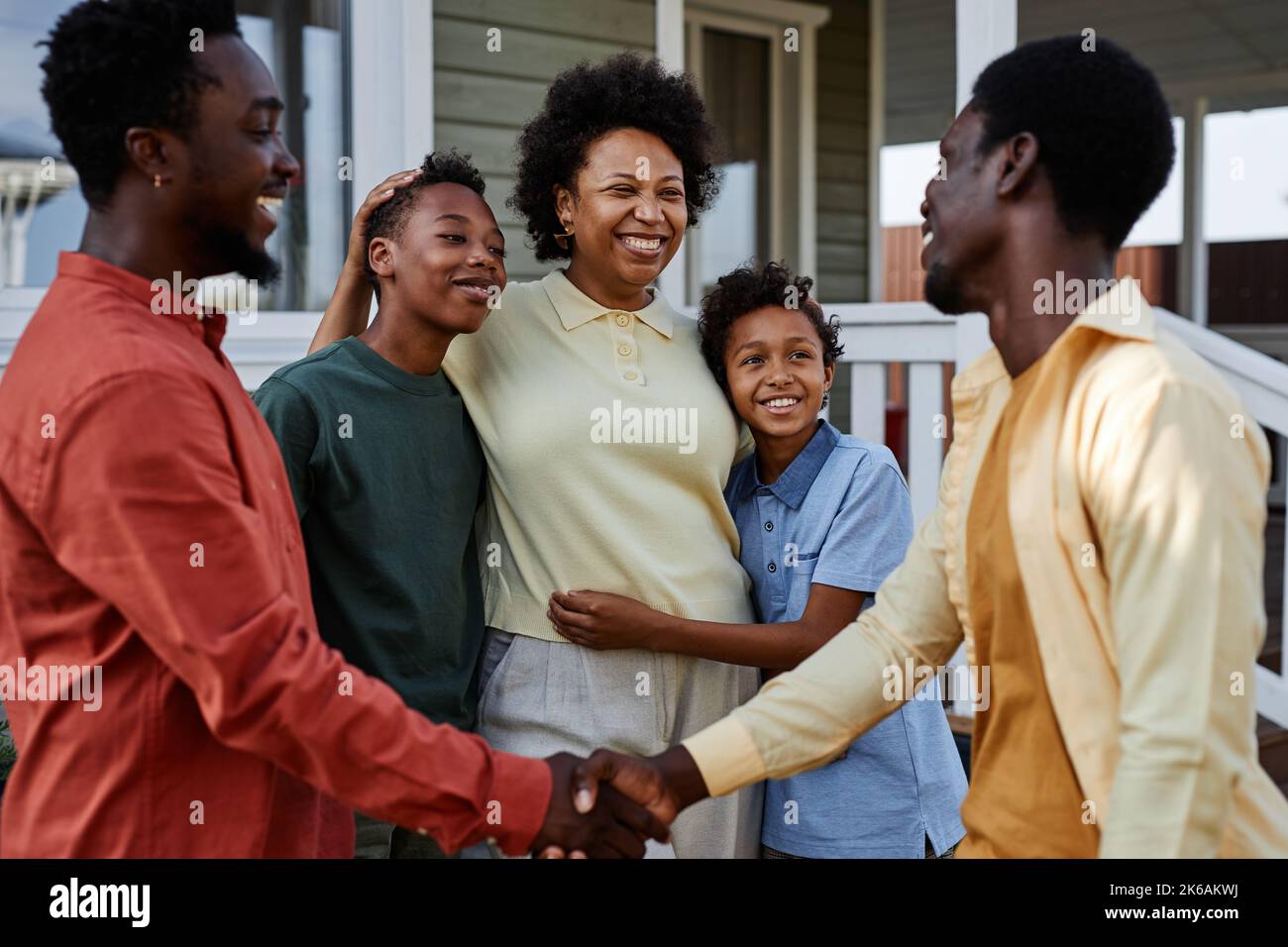 Porträt von glücklichen schwarzen Familie Treffen für Sommerparty im Freien Stockfoto