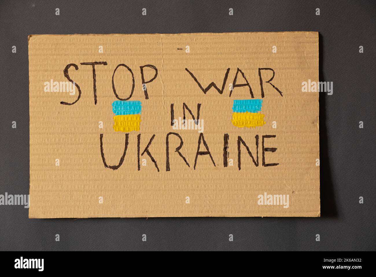 Stoppen Sie den Krieg in der Ukraine geschrieben auf einem Schild aus einem Haus in der Ukraine, Protestaktion, Kriegsrecht in der Ukraine Stockfoto