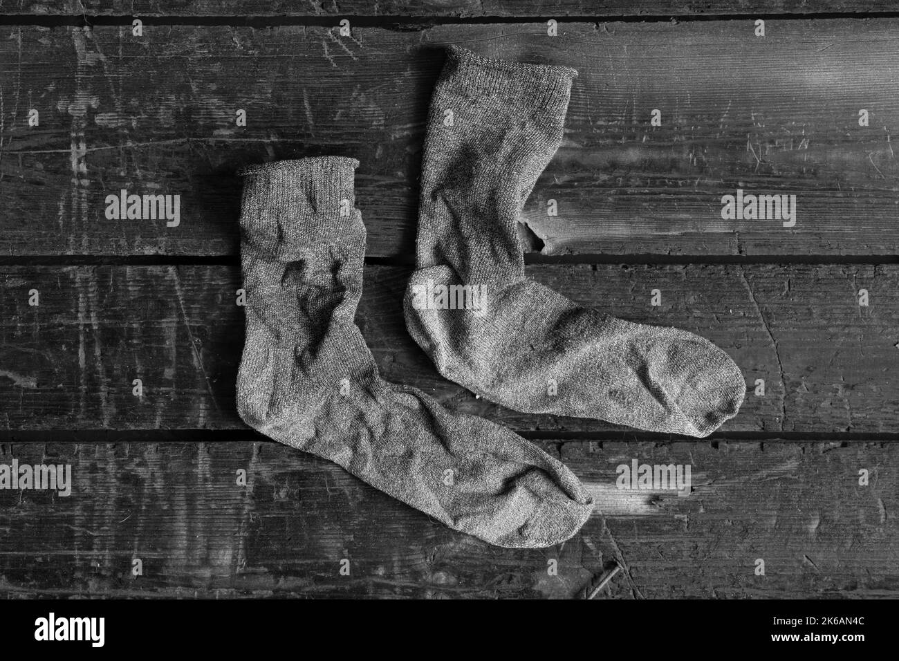 Frauen alte Socken liegen auf einem Holzboden Nahaufnahme, Mode Stockfoto