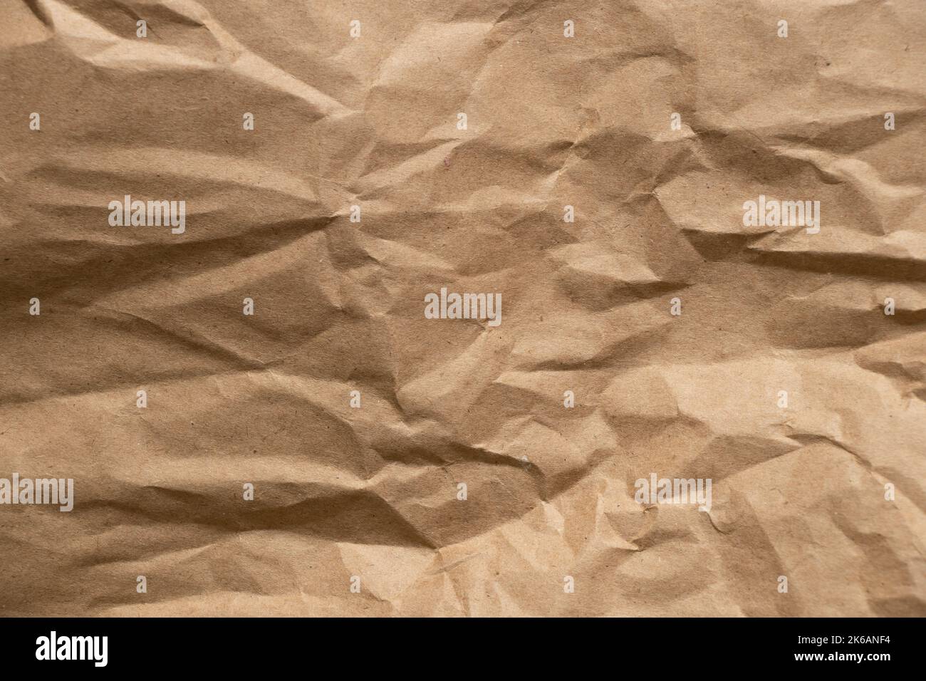 Braunes zerknittertes Papier als Nahaufnahme des Hintergrundes, brauner Hintergrund Stockfoto