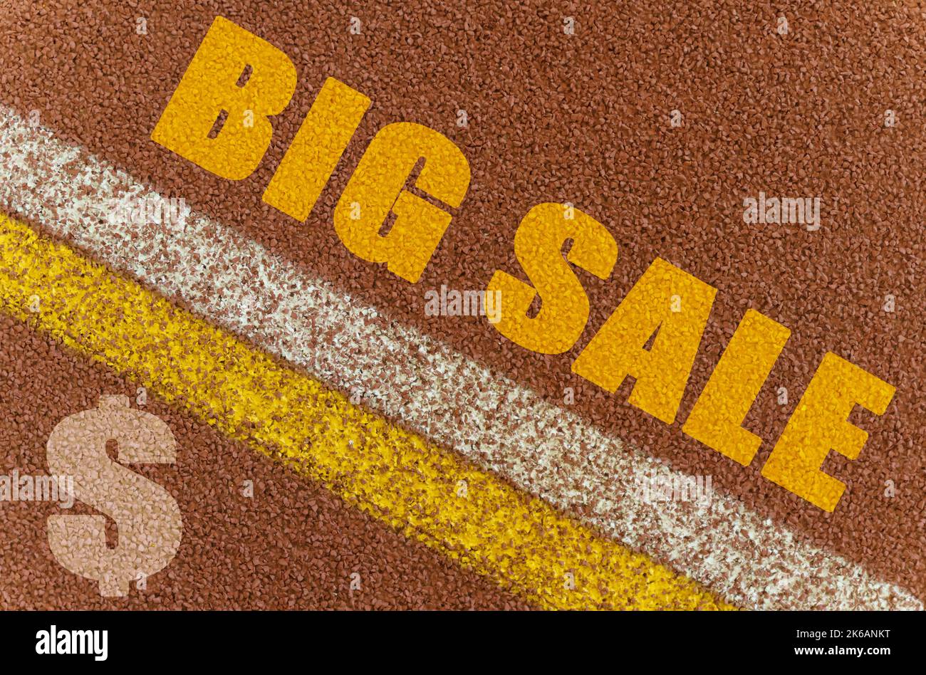 Geschäfts- und Finanzkonzept. Auf dem Laufband gibt es ein Dollarzeichen, Linien und eine Aufschrift - GROSSER VERKAUF Stockfoto